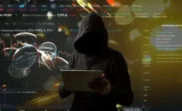 Usuario desconocido con gabardina negra utilizando una laptop.