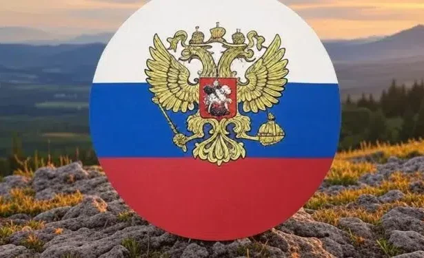 Escudo de Rusia delante de un paisaje rural.