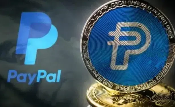Logo convencional de Paypal y de una moneda fisica sobre la misma empresa.