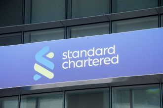 "Bitcoin ne peut plus tomber en dessous de 100 000 $" : Standard Chartered