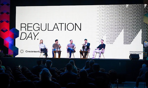 Mykolas Majauskas de Bybit conversando en el panel de Regulation Day 2025.