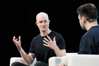 Armstrong défend la force de Coinbase dans un contexte de baisse historique des actions